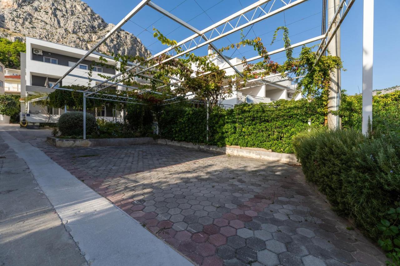 Apartments With A Parking Space Omis - 2745 Exterior foto