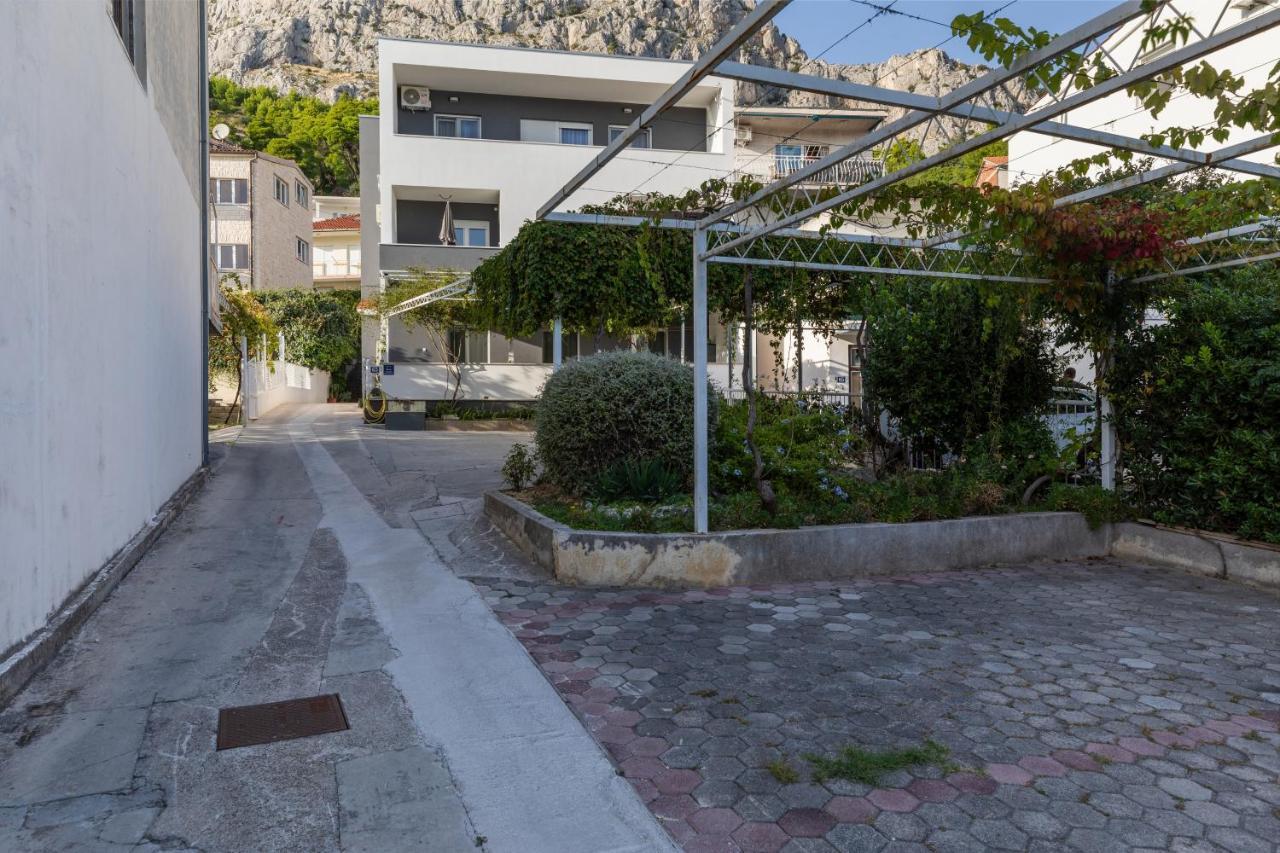 Apartments With A Parking Space Omis - 2745 Exterior foto